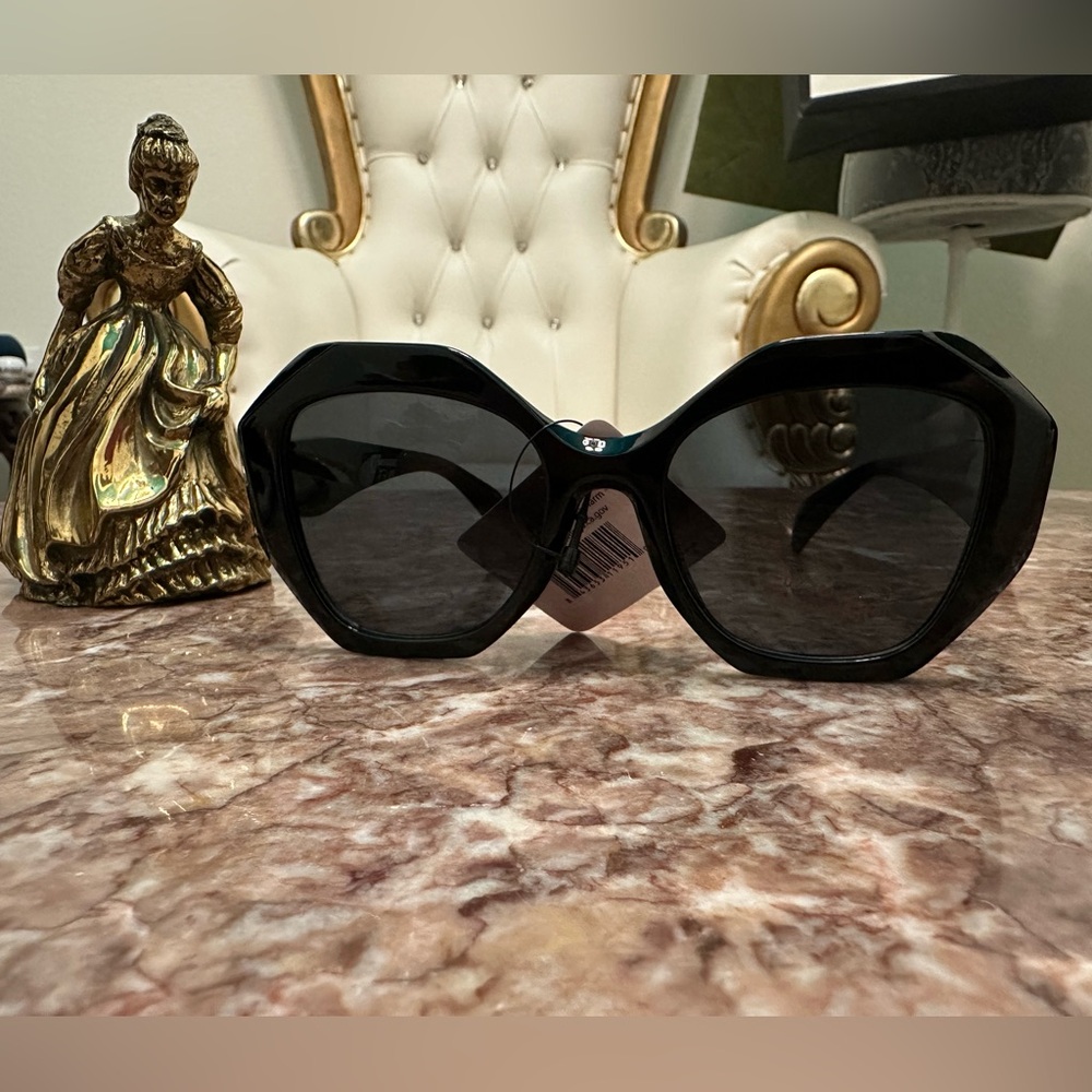 Elegant Black Sunglasses -NWT